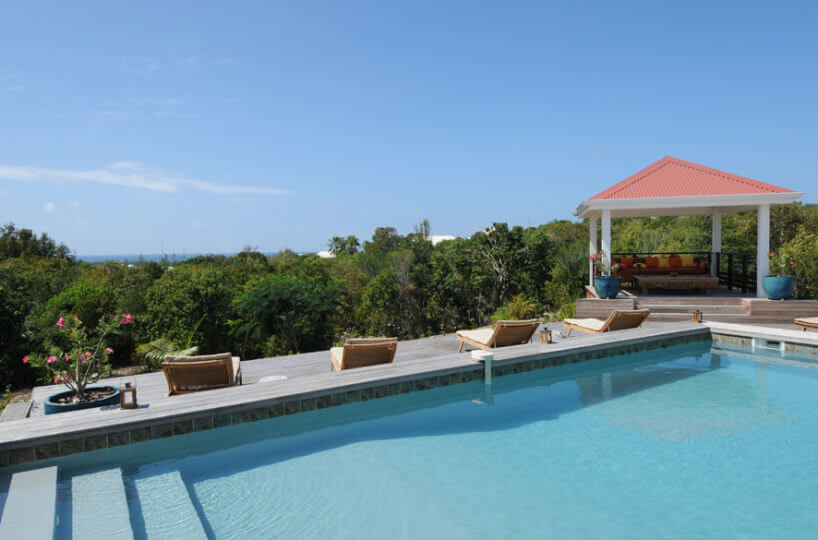 The very well established gardens make this beautiful villa harbor of peace and privacy. Bali is located within a 3 minute drive of Plum Bay beach